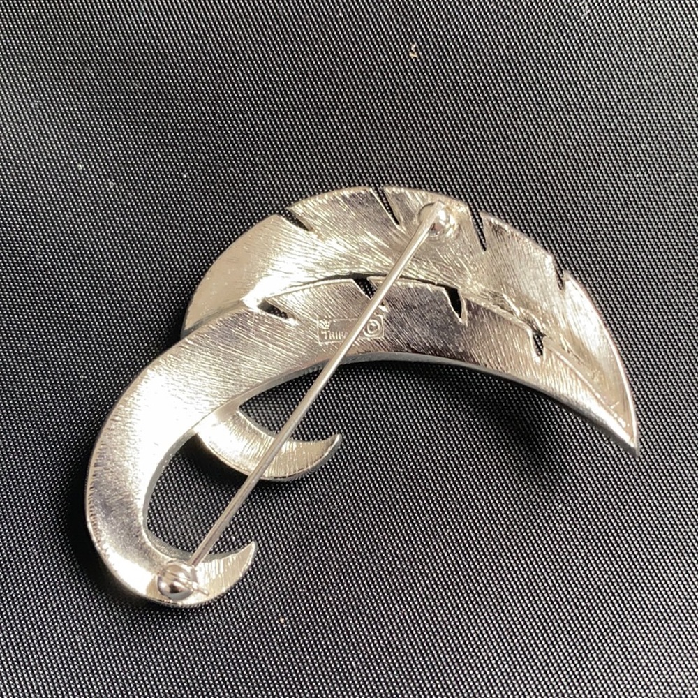 Vintage Trifari Double Leaf Feather Brooch - Picture 3 of 4